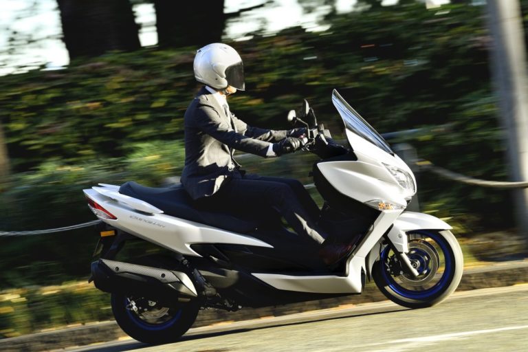 Nuovo Suzuki Burgman 400, più sicuro e ecologico
