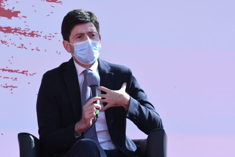 Vaccino, Speranza “Sì allo Sputnik se efficace e sicuro”