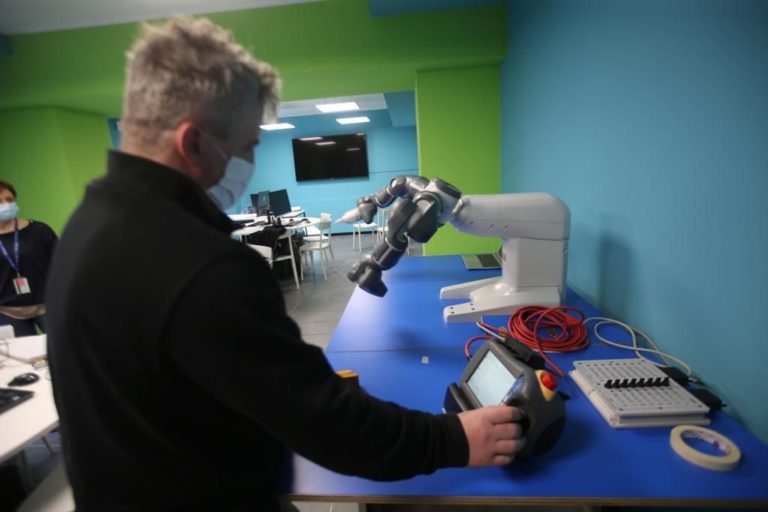 A Monza il primo laboratorio in Italia con robot collaborativi
