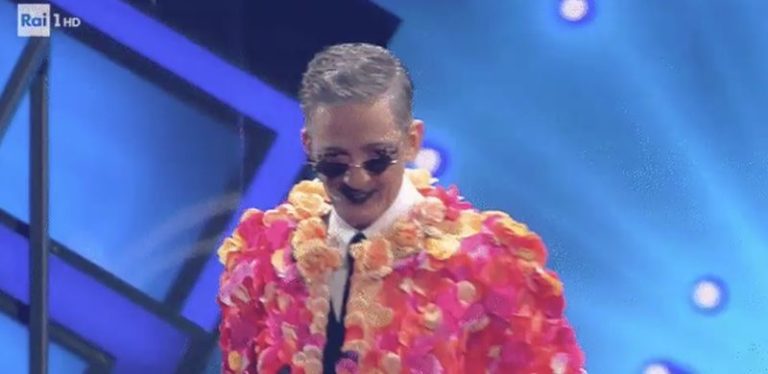 Amadeus “Sanremo per il Paese che lotta”, Fiorello canta “Grazie dei fior”