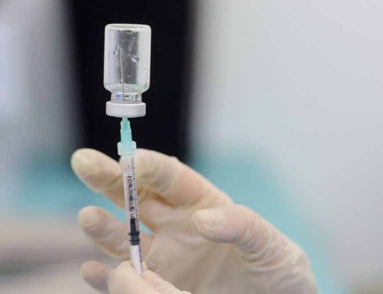 Vaccino, sul portale della Regione Sardegna via ad adesioni over 70