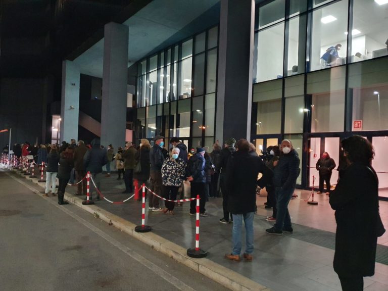 A Genova hub vaccinale aperto fino alle 2 di notte