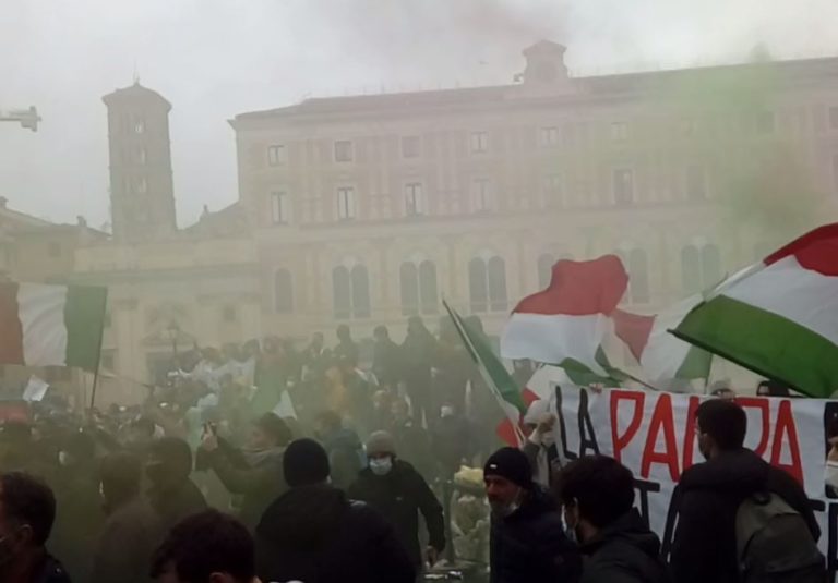 Corteo “Io apro” a Roma, tensione manifestanti-forze dell’ordine