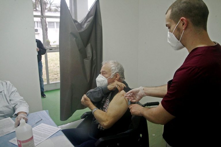 Vaccino, Toti “Priorità in base a età e ultravulnerabilità”