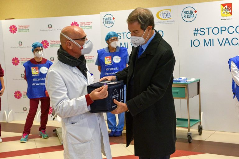 Covid, in Sicilia la Regione crea altri 17 hub di vaccinazione