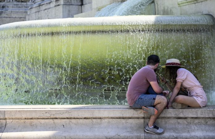 ONDATA DI CALDO NELLA CAPITALE AFA FONTANA COPPIA GIOVANI