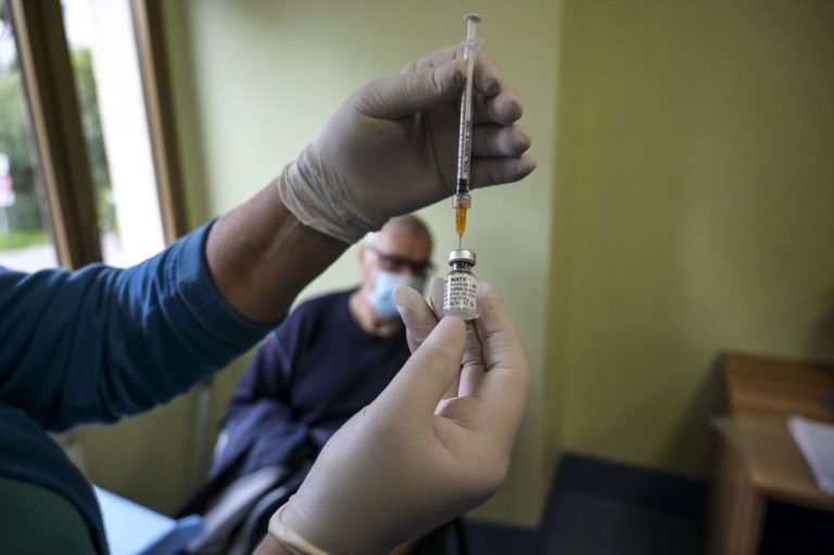 Vaccino, Toti “in Liguria potenzieremo squadre per domicilio”