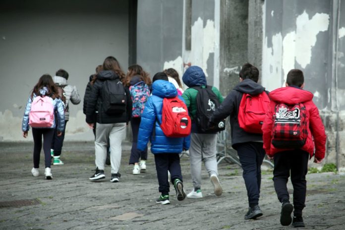 RIENTRO STUDENTI SCUOLE MEDIE A NAPOLI