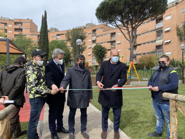 Zingaretti inaugura area verde complesso Ater Prima Porta Roma