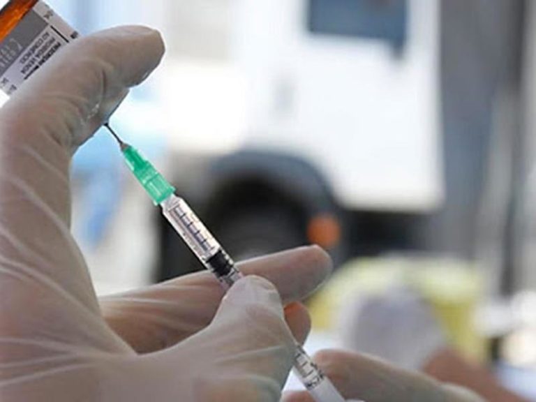 Vaccino, in Calabria attivata la prenotazione per gli over 60