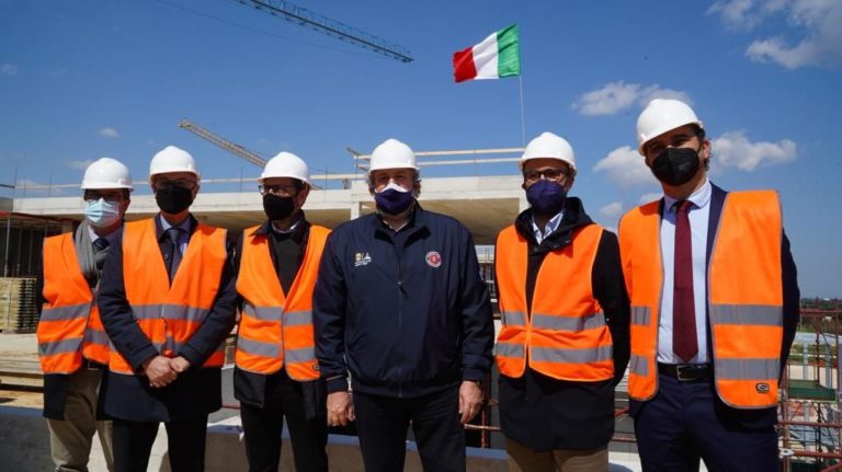 Puglia, il tricolore sul tetto del nuovo ospedale Monopoli-Fasano