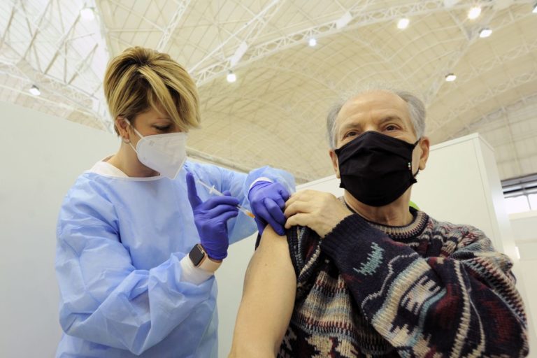 Vaccino, Toti “a fine estate tutti i liguri protetti”