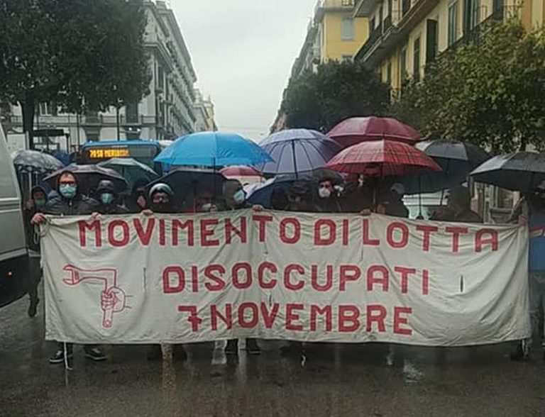 Disoccupati in piazza a Napoli, traffico in tilt alla ferrovia