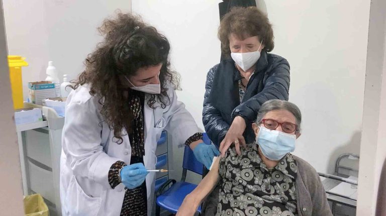 A 102 anni riceve dose di vaccino a Palermo “non ho sentito niente”