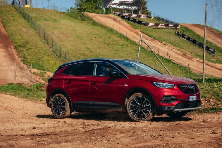 Opel Grandland X ibrida, 300cv e trazione integrale ad emissioni ridotte