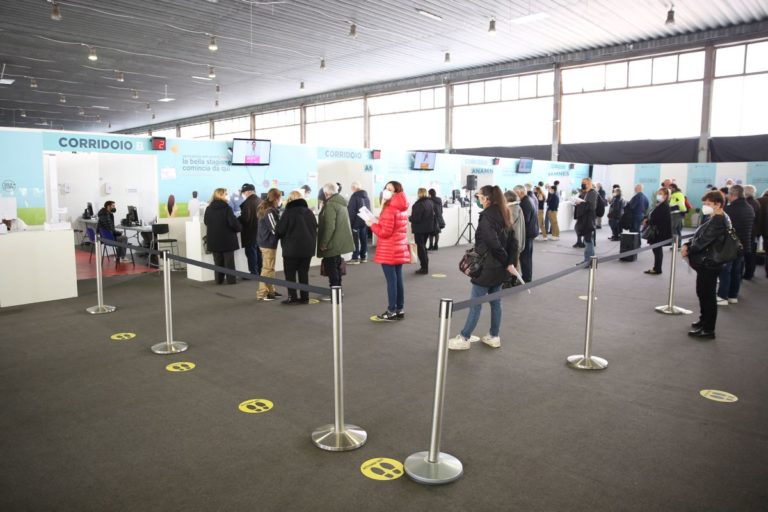 Vaccino, da venerdì in Sicilia dosi per over 80 e accompagnatori over 18