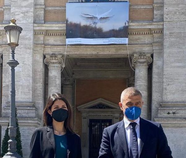 Obiettivo Terra, Raggi e Pecoraro Scanio mostrano foto vincitrice
