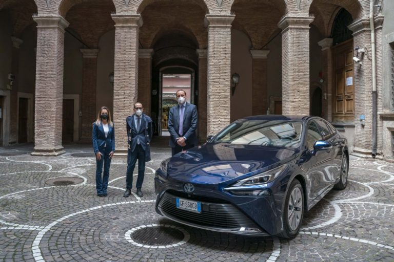 Toyota presenta la Mirai al Sindaco di Terni