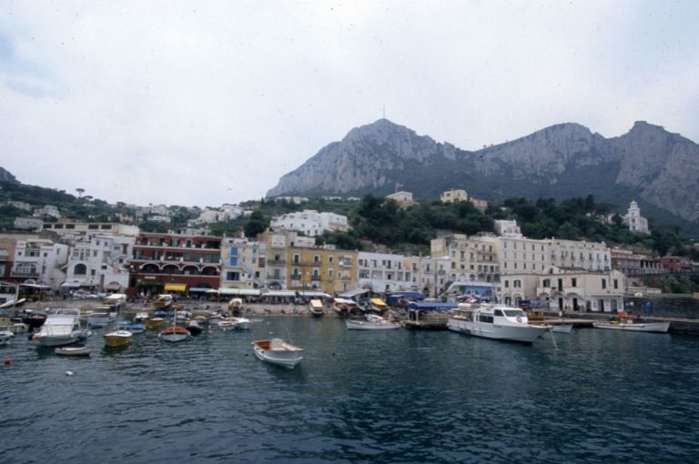 Campania, De Luca “in 2-3 settimane completeremo vaccinazione isole”