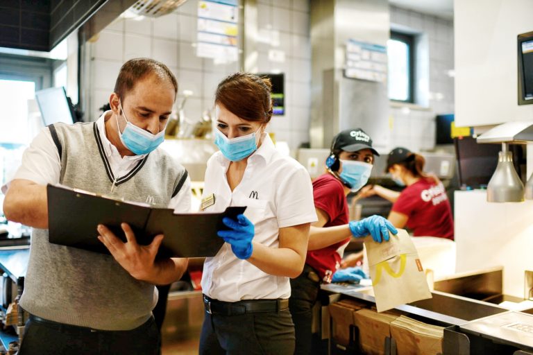 McDonald’s disponibile a vaccinare i suoi 25.000 dipendenti in Italia