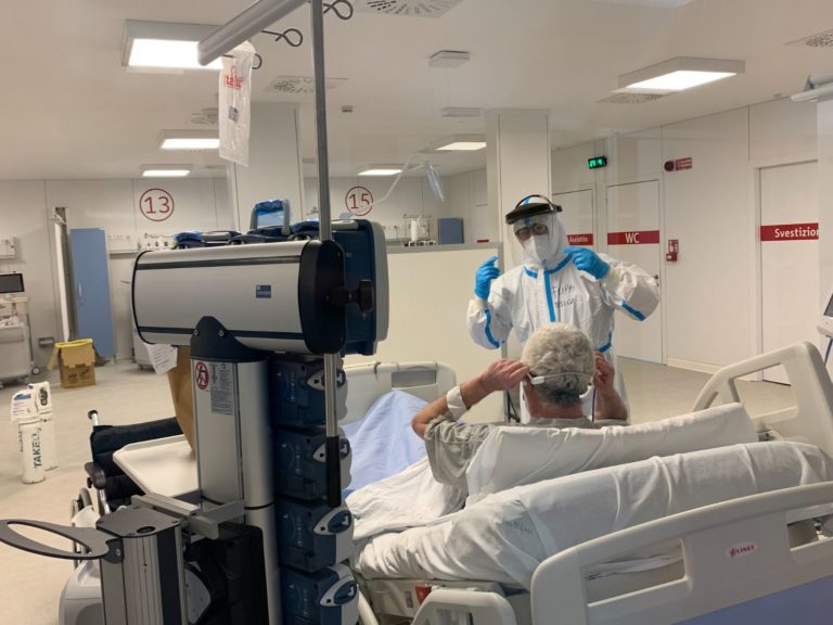 Coronavirus, musicoterapia per pazienti in Fiera del Levante a Bari