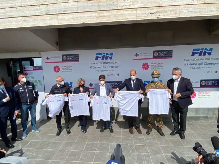 Vaccino, Zingaretti inaugura hub nel Centro Federale Nuoto a Ostia