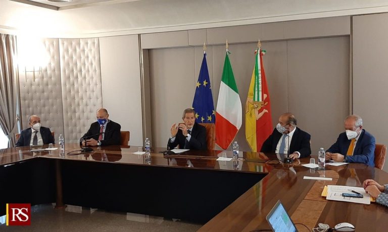 Vaccino, in Sicilia al via prenotazioni per gli over 50