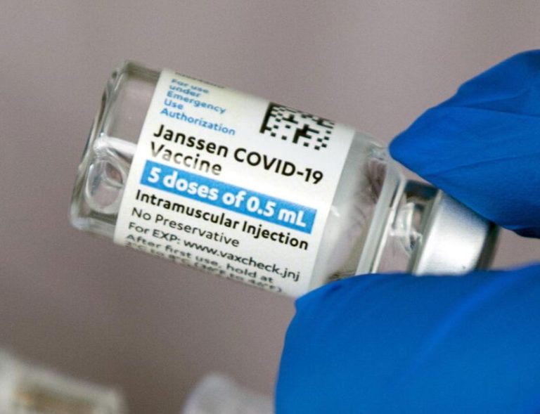 Vaccini over 65, 5 maggio agende aperte per prenotare J&J in Toscana