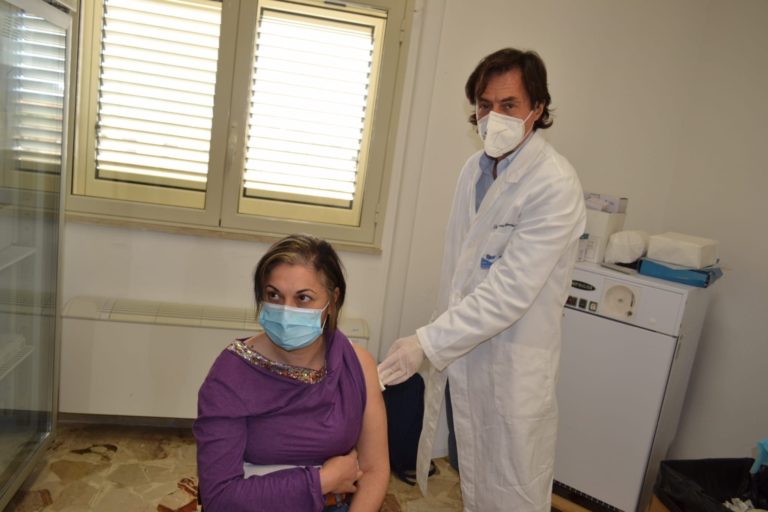 Somministrate a Lampedusa 325 dosi, vaccinato anche il Sindaco