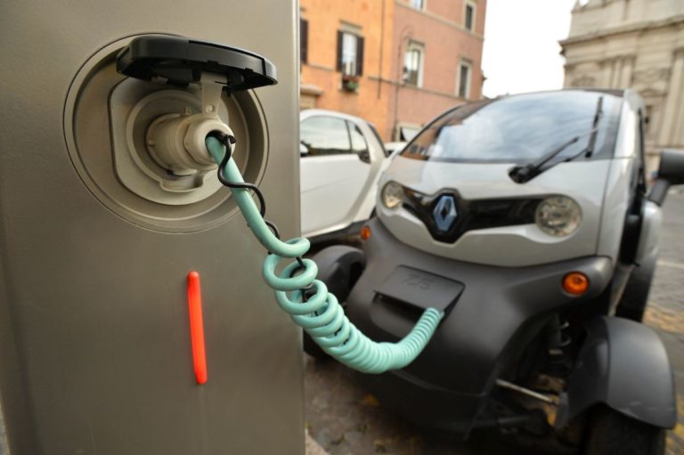 Mobilità elettrica. Sardegna, al via bando per le colonnine di ricarica