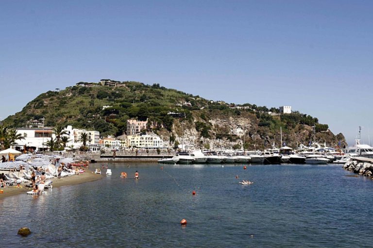 Ischia, Marevivo-Pellicano Hotels a tutela della spiaggia della Chiaia