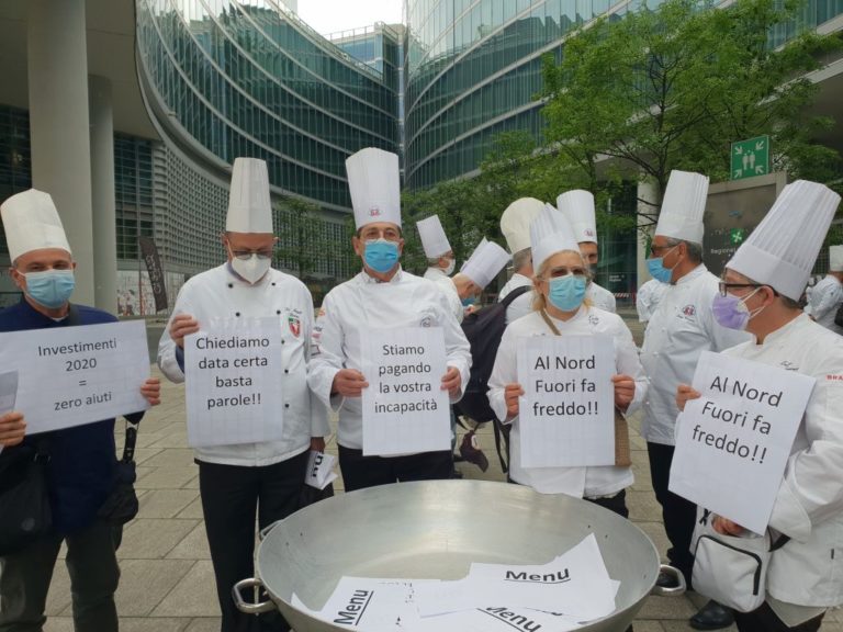 A Milano ristoratori in piazza, 10 regole per riaprire subito