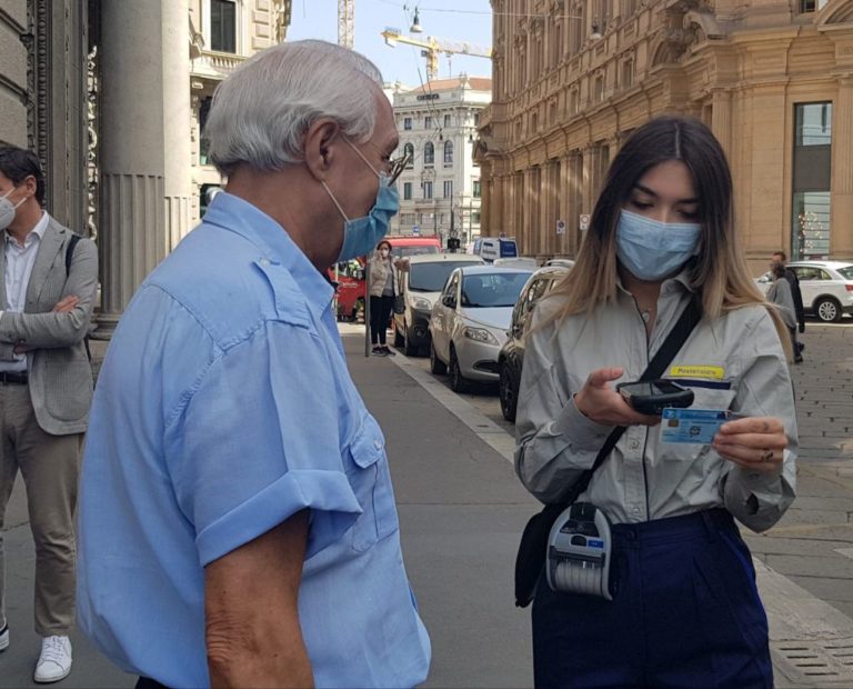 Vaccino, in Lombardia boom di prenotazioni over 50 con portalettere