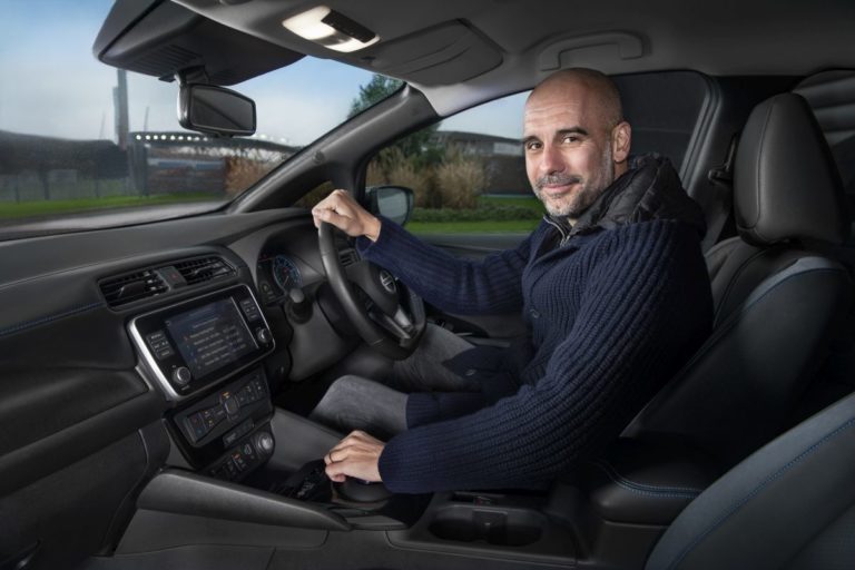 Guardiola al volante di Nissan Leaf per futuro sostenibile