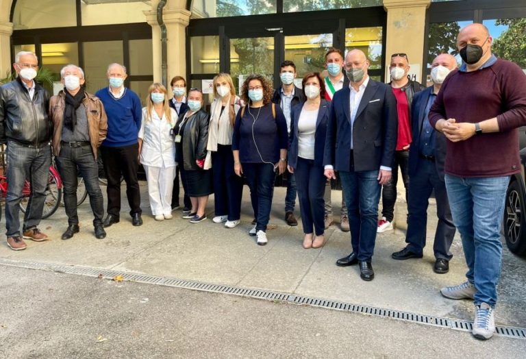 Bonaccini visita centro vaccinale di Castel Bolognese