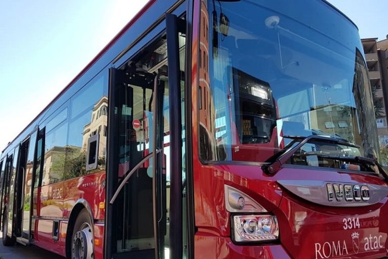 Roma, pronti 20 nuovi bus Iveco da 18 metri per la flotta Atac