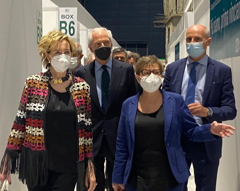 Vaccino, Moratti e Tronchetti Provera visitano hub Hangar Bicocca