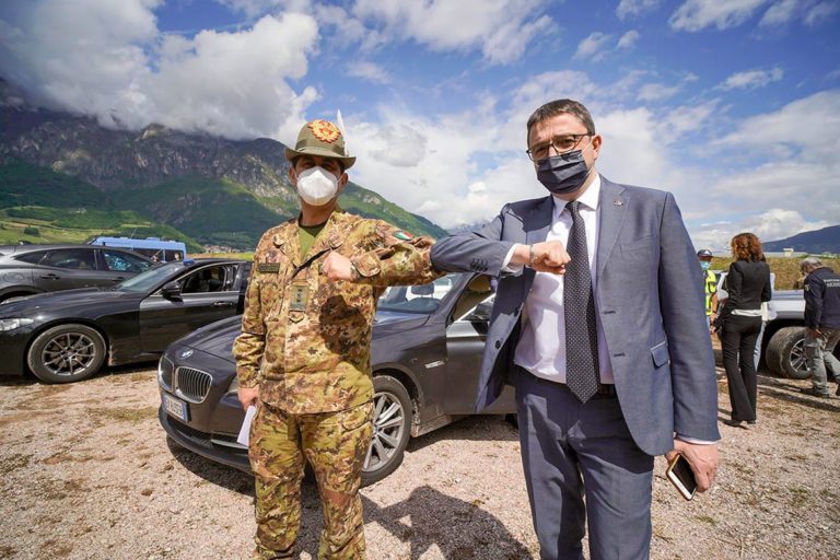 Vaccino, il generale Figliuolo in visita ai drive through di Trento Sud