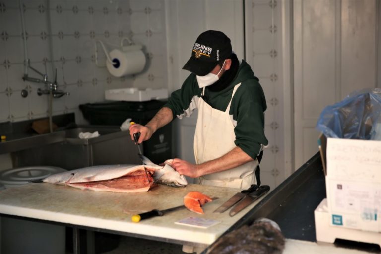 Le vendite di pesce in altalena