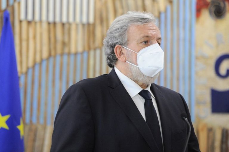 Vaccino, Emiliano “In Puglia potremmo finire in meno di un mese”