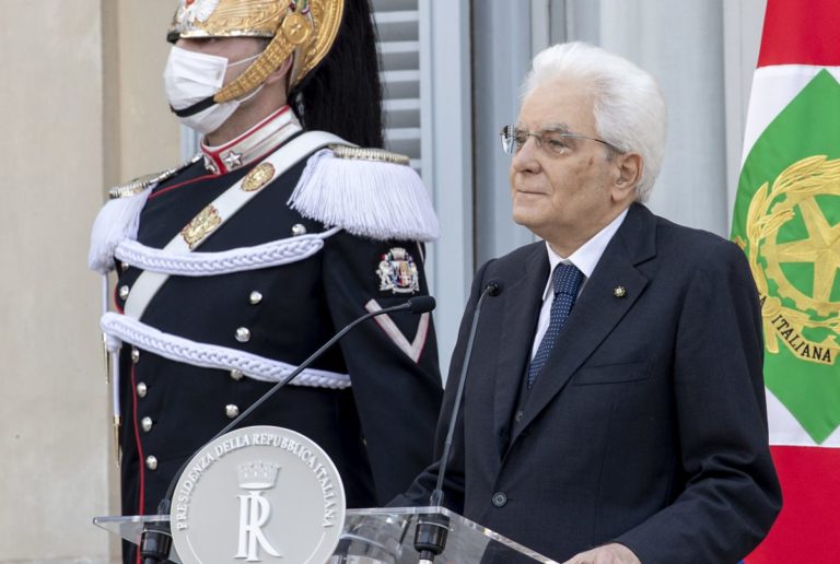 Mattarella spegne l’ipotesi secondo mandato “Tra 8 mesi mi riposo”