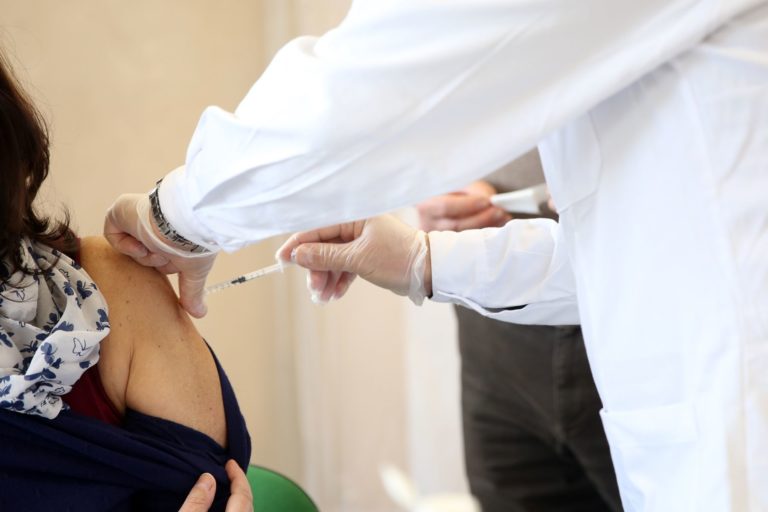 Vaccino, Fontana “in Lombardia boom prenotazioni over 40”