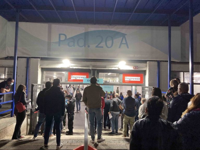 Vaccinati in 600 nel primo turno di notte all’Hub Fiera a Palermo