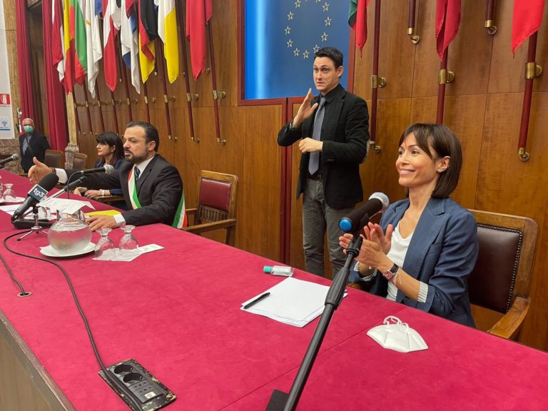 Baraccopoli di Messina, Carfagna: “Mettiamo fine ad una profonda ferita”