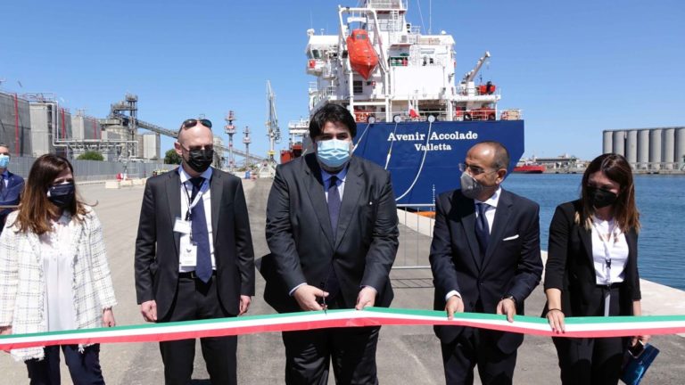 Sardegna, a Oristano la prima nave gasiera del Mediterraneo