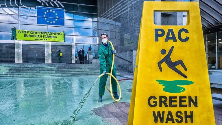 Pac, Greenpeace colora di verde l’ingresso del Parlamento europeo