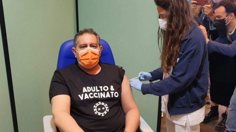 Vaccino, Toti riceve AstraZeneca “Adesso mi sento meglio”