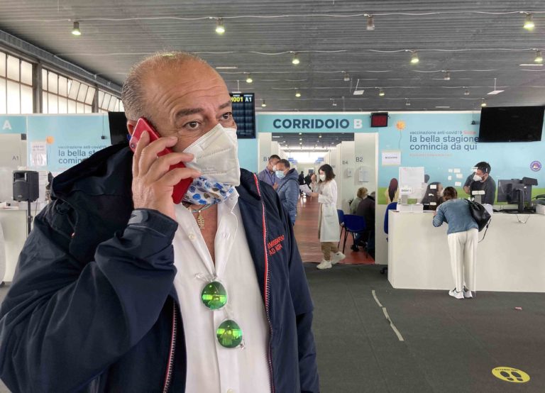 Vaccino:  in hub Palermo anziani e giovani insieme per dosi