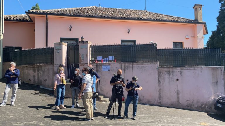 A Milo l’ultimo saluto a Franco Battiato, funerali in forma privata