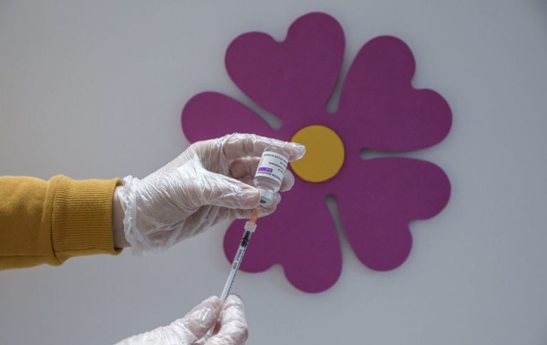 Vaccino, AstraZeneca per i 50enni su base volontaria